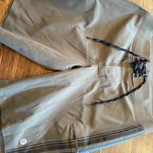 Lulu Lemon Men’s Water Shorts sz34